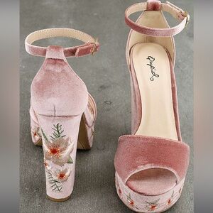 Velvet floral heels 🌸